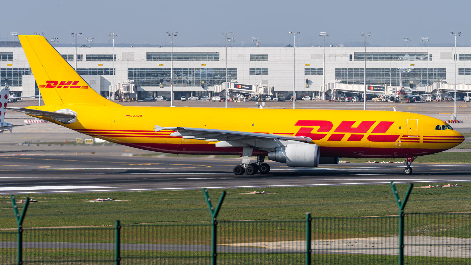 Airbus A300-600F DHL D-AZMM au roulage à Bruxelles