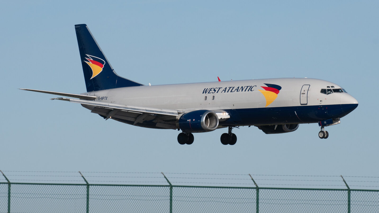 Boeing 737-400F West Atlantic G-NPTX à l'atterrissage à Liège