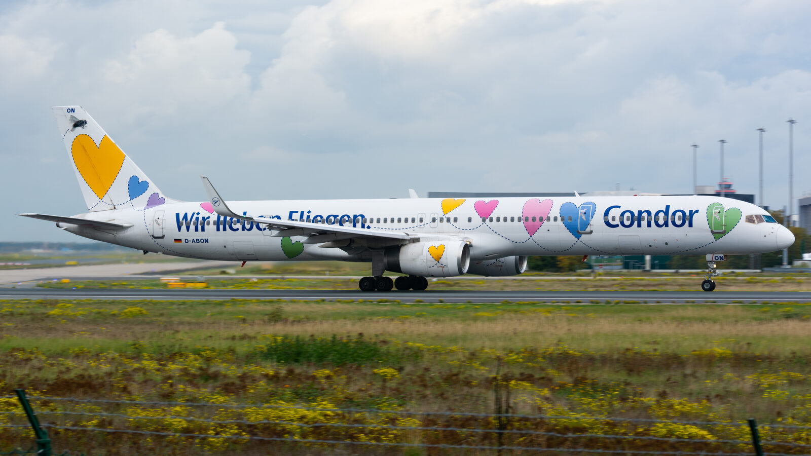 Boeing 757 Condor D-ABON en livrée spéciale Wir lieben Fliegen au roulage à Francfort