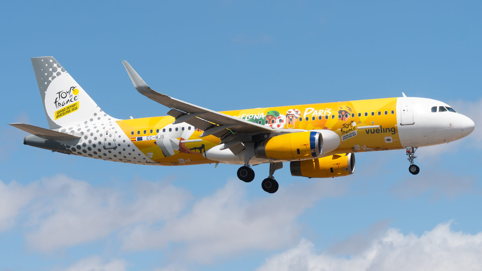 Airbus A320 Vueling EC-MJB en livrée spéciale Tour de France à l'atterrissage à Lanzarote