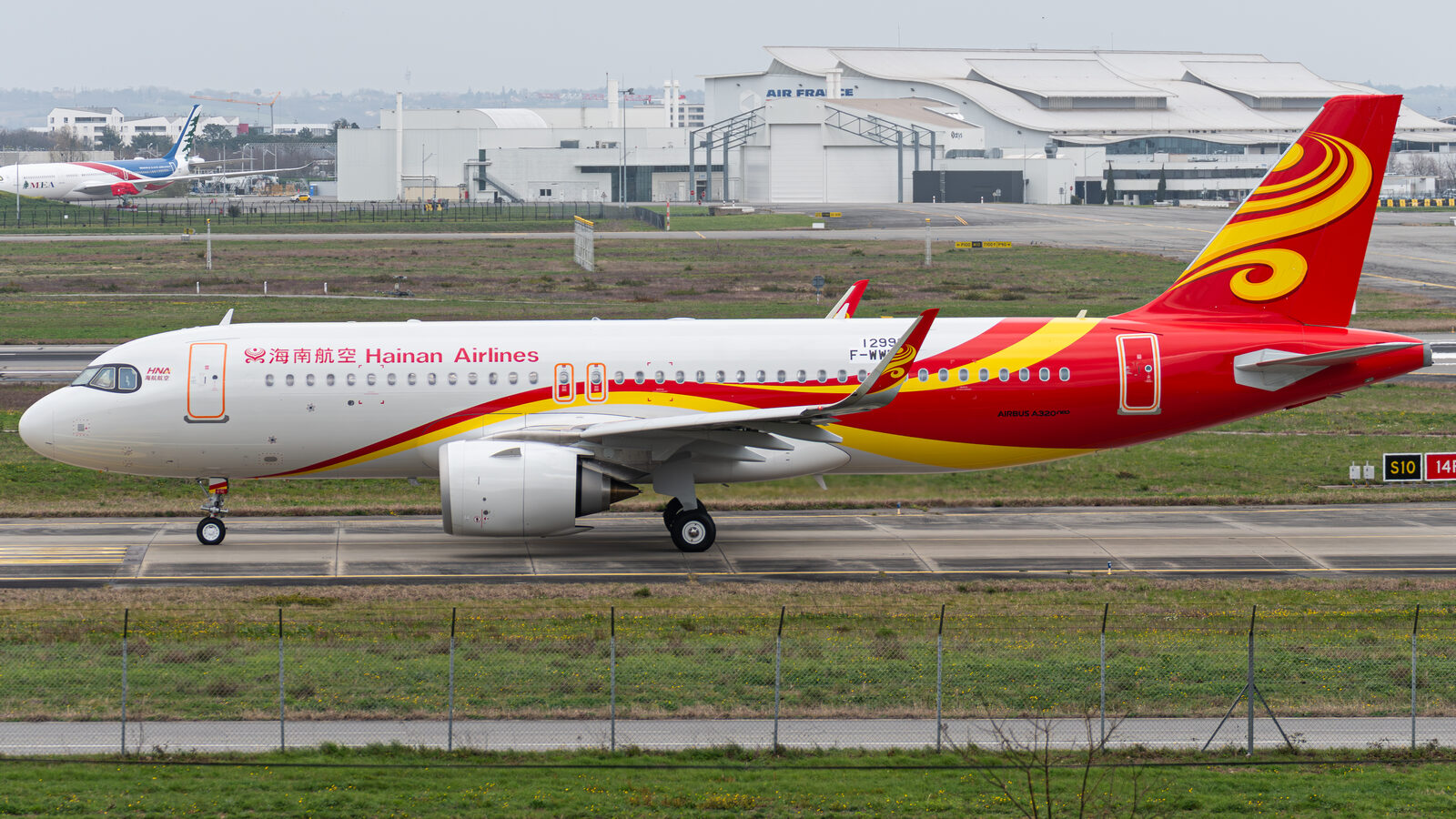 Airbus A320neo Hainan Airlines en vol de livraison à Toulouse