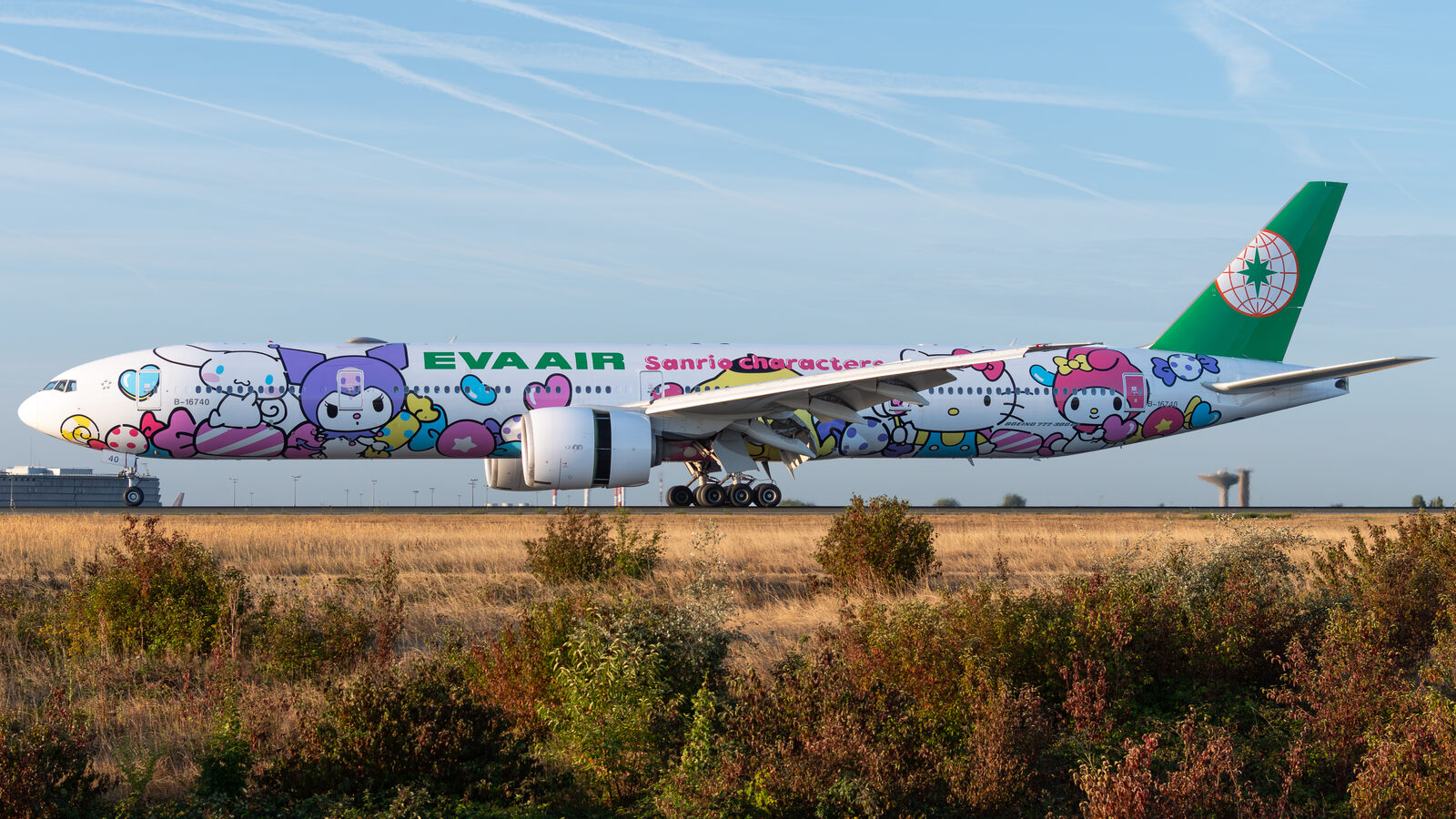 Boeing 777-300ER EVA Air B-16740 en livrée spéciale Sanrio au roulage à Paris CDG