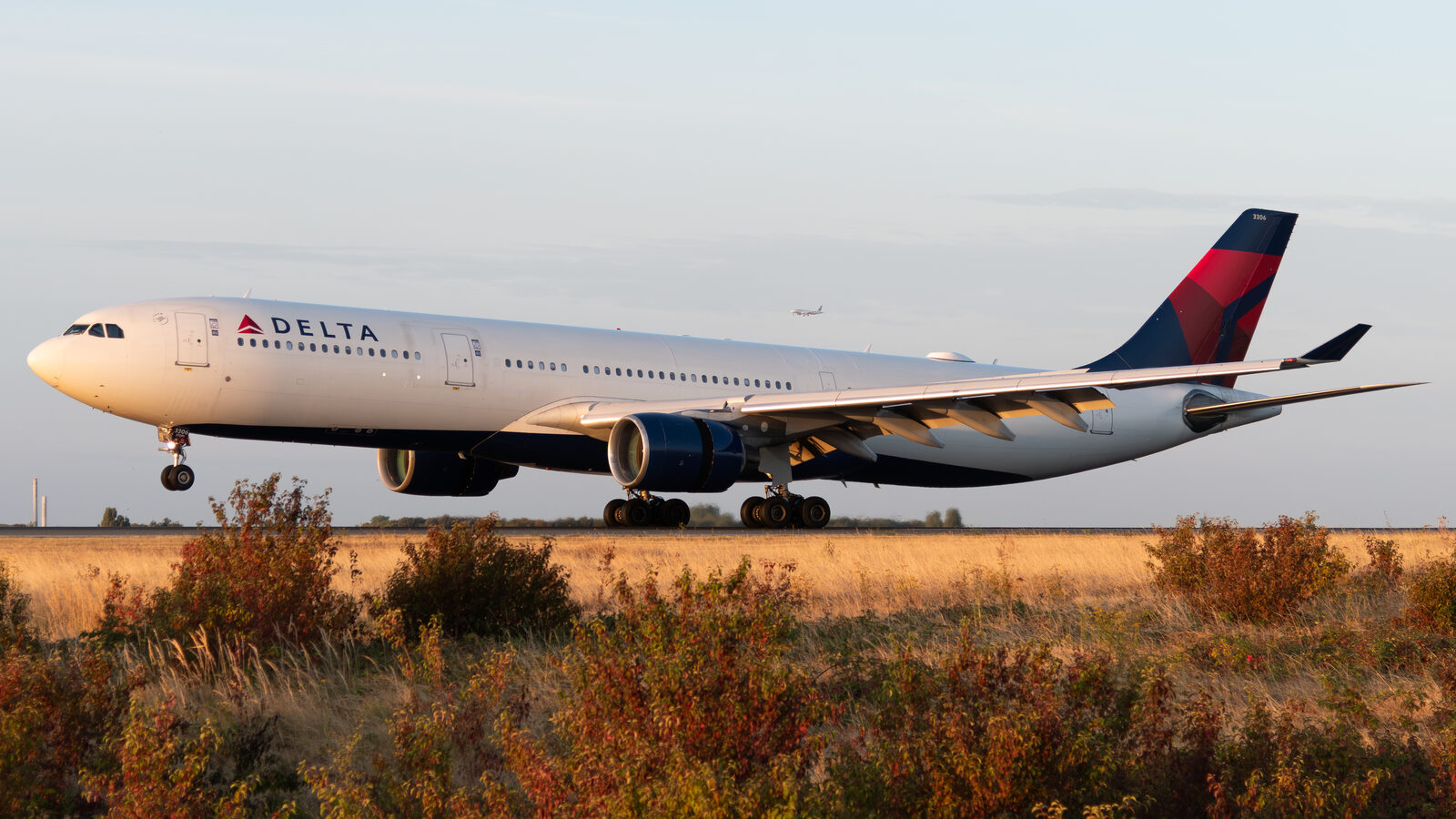 Airbus A330 Delta à l'atterrissage à Paris CDG