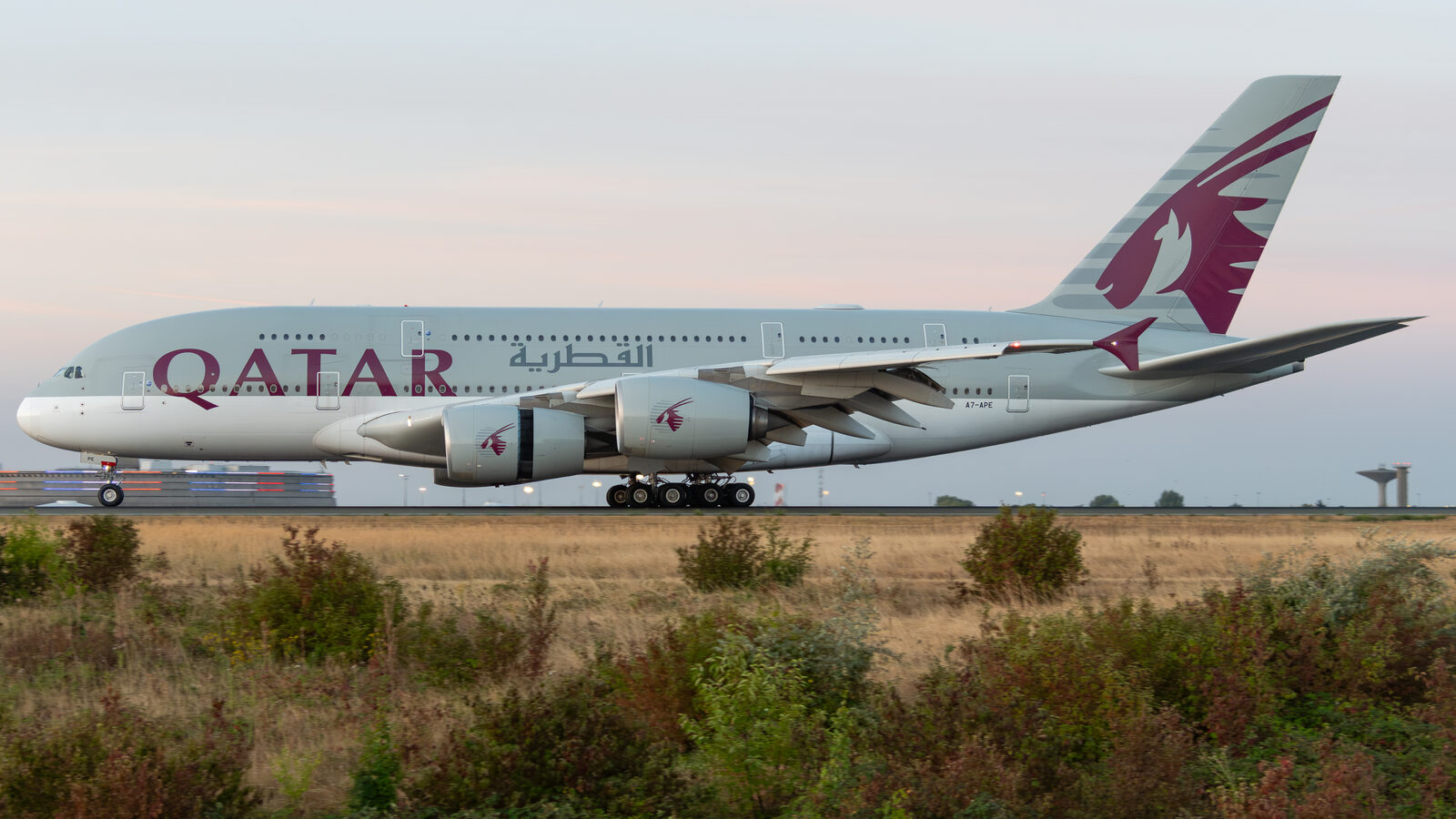 Airbus A380 Qatar Airways A7-APE à l'atterrissage à Paris CDG au crépuscule