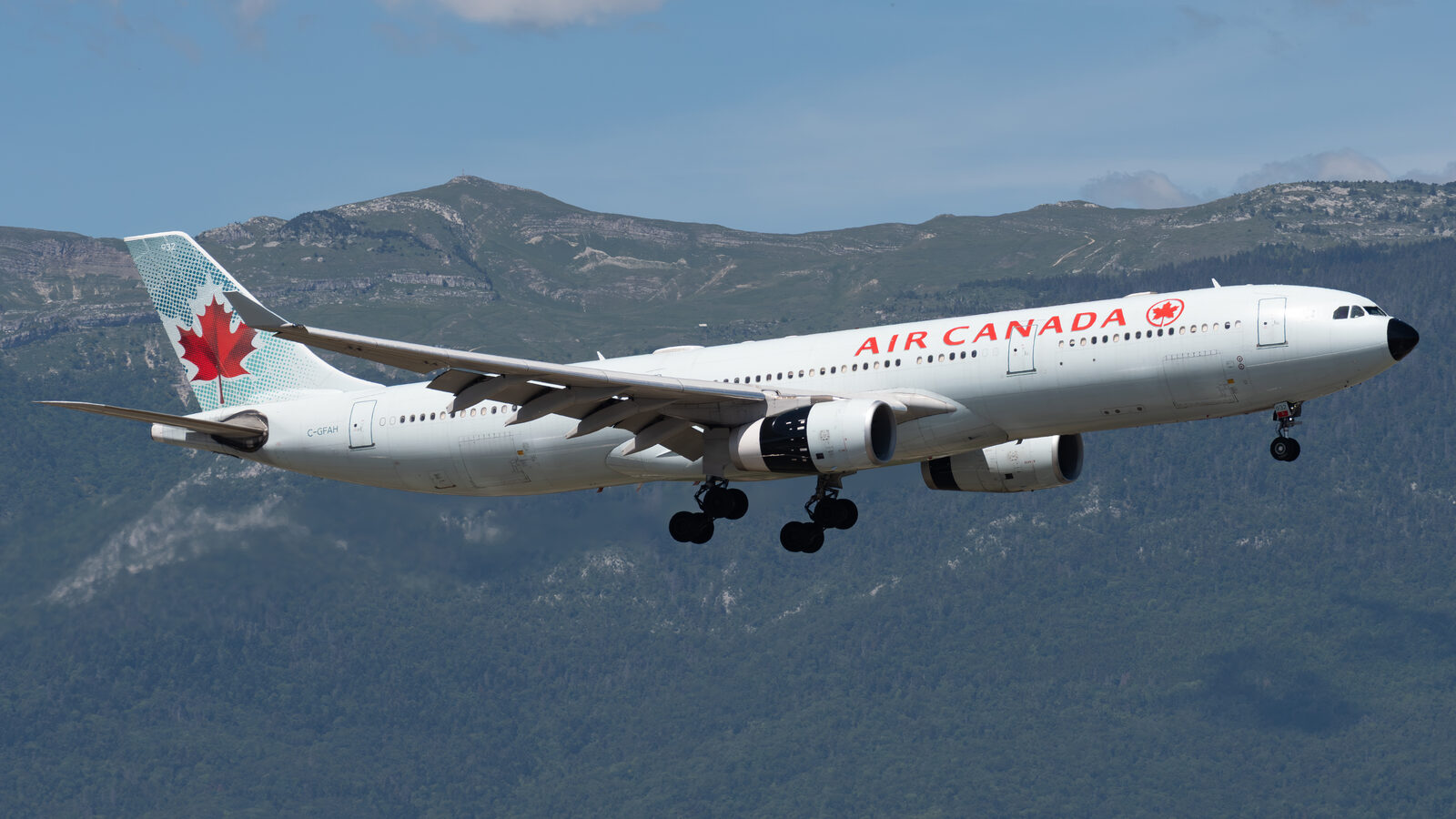 Airbus A340-300 Air Canada C-GFAH à l'atterrissage à Genève