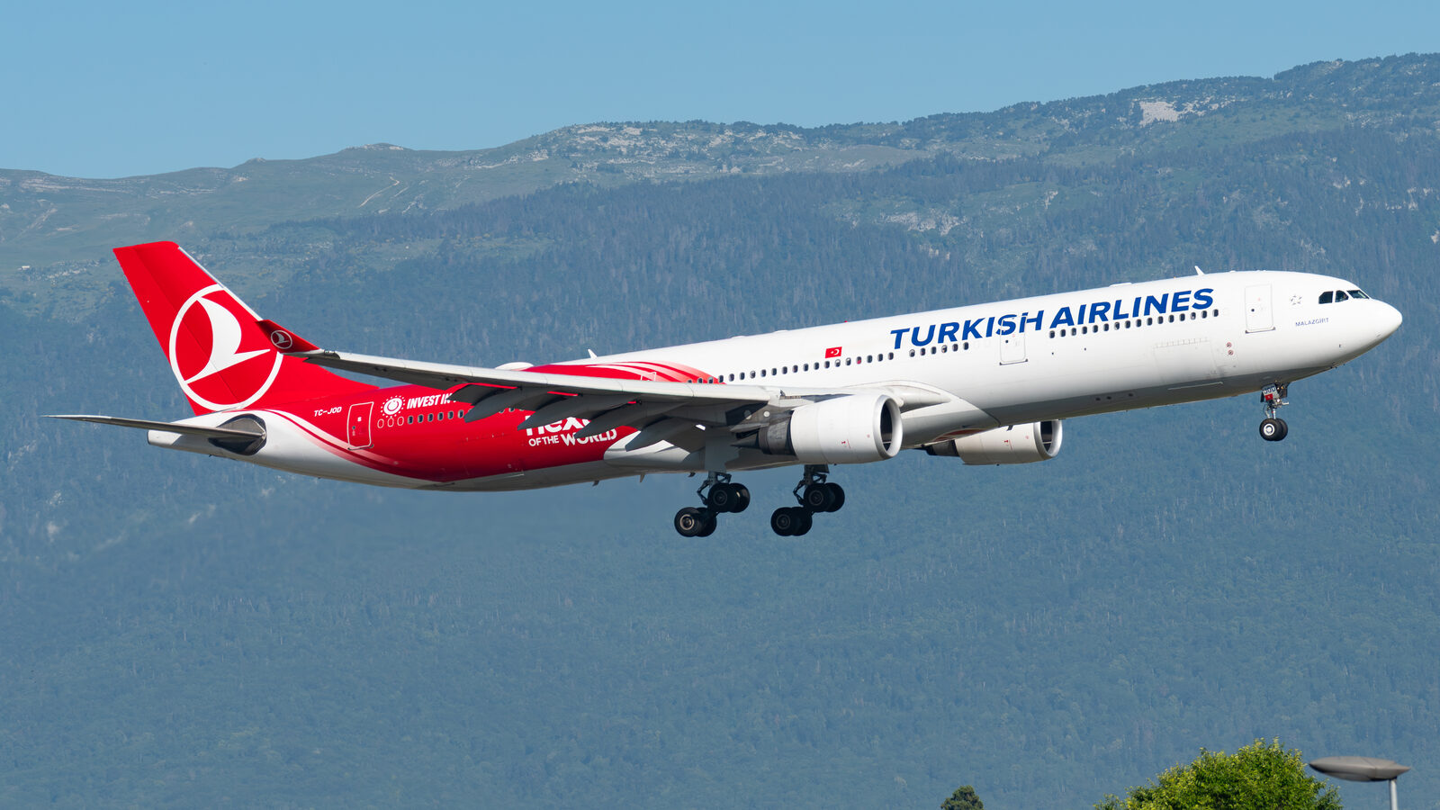 Airbus A330 Turkish Airlines TC-JOD en livrée spéciale Invest in Türkiye à l'atterrissage à Genève