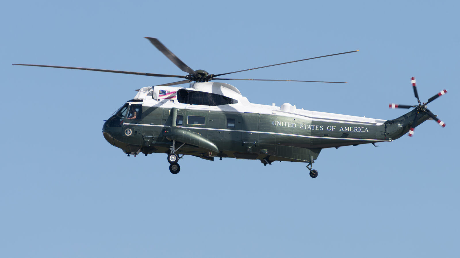 Hélicoptère présidentiel américain Marine One en approche à Genève