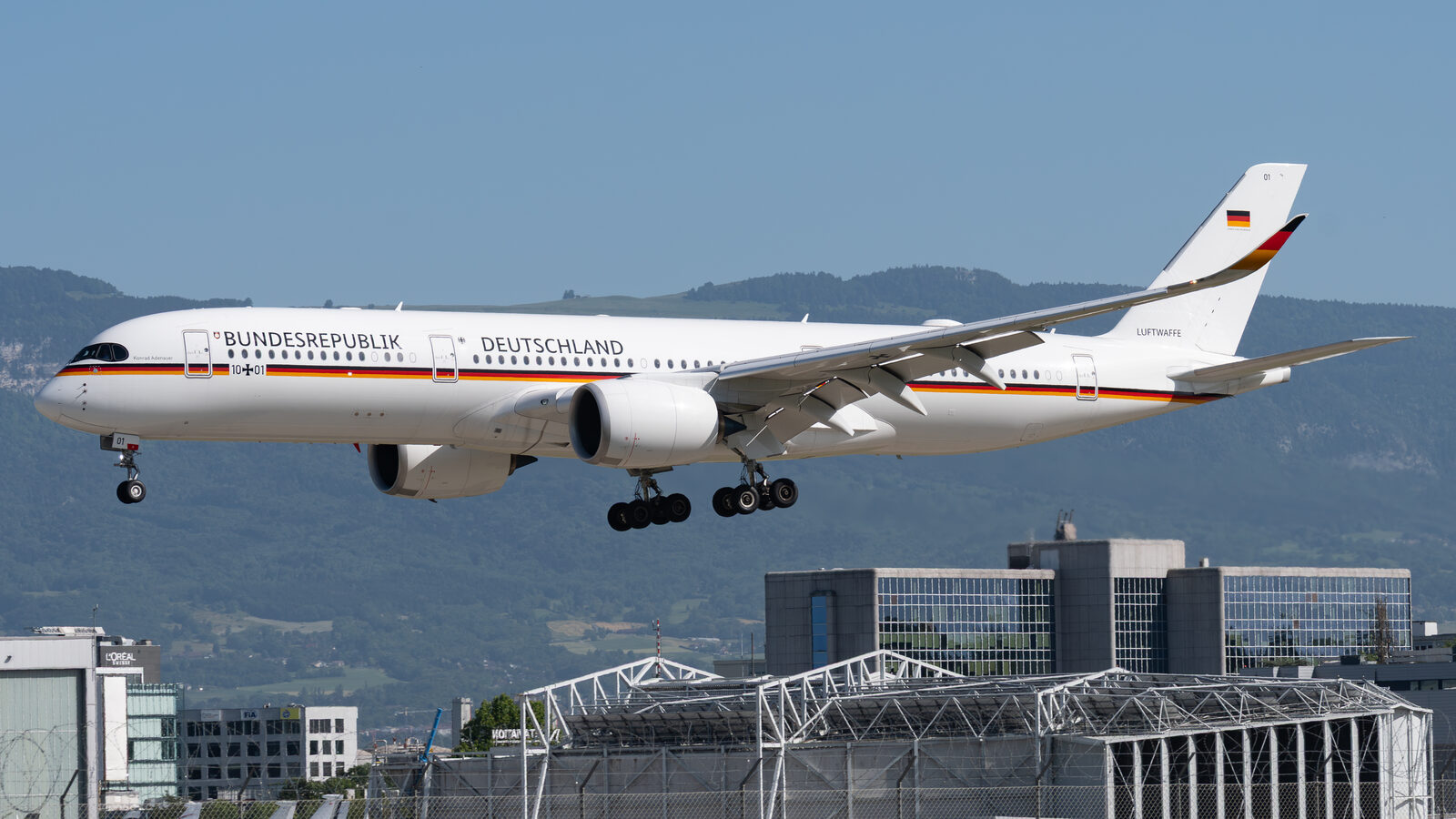 Airbus A350 Bundesrepublik Deutschland Luftwaffe 10+01 à l'atterrissage à Genève